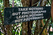 "Nehmen Sie nichts als Fotos, hinterlassen Sie nichts als Fußspuren"-Schild an den Annandale Falls, St. George, Grenada, Karibik