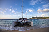 Catamaran Segelausflug für Passagiere von Expeditionskreuzfahrtschiff World Voyager (nicko cruises), Bequia Island, Grenadinen, St. Vincent und die Grenadinen, Karibik