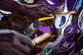 Detail von Händen die Stahltrommel spielen, Saint Paul Charlestown, Insel Nevis, St. Kitts und Nevis, Karibik
