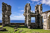 Roter Stuhl unter den Ruinen der Festung Brimstone Hill, St. Kitts Island, St. Kitts und Nevis, Karibik