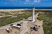 Luftaufnahme von Tourbussen und Snackbars am California Lighthouse, Noord, Aruba, Niederländische Karibik, Karibik