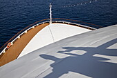 Schatten von einem Paar, das mit Champagnergläsern an Bord von Expeditionskreuzfahrtschiff World Explorer (nicko cruises) anstößt, Skopelos, Thessalien, Griechenland, Europa