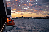 Altstadt bei Sonnenaufgang gesehen von Expeditionskreuzfahrtschiff World Explorer (nicko cruises), Kerkyra (Korfu-Stadt), Korfu, Ionische Inseln, Griechenland, Europa