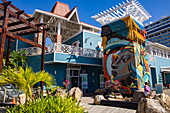 Farbenfroher Einkaufskomplex im Port of Roatán - Coxen Hole, Roatán, Bay Islands, Honduras, Mittelamerika