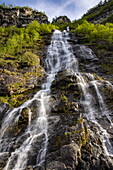 Wasserfall im Geirangerfjord, Geiranger, Møre og Romsdal, Norwegen, Europa