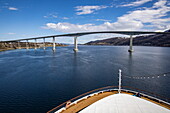 Bug von Expeditionskreuzfahrtschiff World Voyager (nicko cruises) nähert sich der Brücke im Reisfjorden, in der Nähe von Finnsnes, Troms og Finnmark, Norwegen, Europa