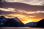 Berge in der Mitternachtssonne, in der Nähe von Skjervøy, Troms og Finnmark, Norwegen, Europa