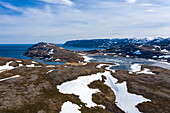 Luftaufnahme von schneebedeckten Bergen und Meer, in der Nähe von Honningsvåg, Troms og Finnmark, Norwegen, Europa