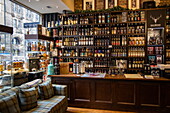 Schottischer Whisky zum Verkauf im Whisky & Wine Liquor Store, Edinburgh, Schottland, Vereinigtes Königreich, Europa