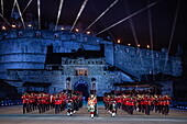 Die Massed UK Military Bands treten in der Edinburgh Castle Esplanade auf, Edinburgh, Schottland, Großbritannien, Europa