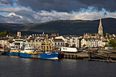 Fischerboot und Blick über Stadt im Sonnenlicht, Warrenpoint, County Down, Nordirland, Vereinigtes Königreich, Europa