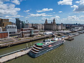 Luftaufnahme von Expeditionskreuzfahrtschiff World Voyager (nicko cruises) am Liverpool Cruise Terminal mit Stadt, Liverpool, England, Vereinigtes Königreich, Europa