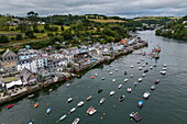 Luftaufnahme, Fischerboote in Fowey Hafen und Stadt, Fowey, Cornwall, England, Vereinigtes Königreich, Europa