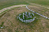 Luftaufnahme von Stonehenge mit Besuchern auf Pfad, in der Nähe von Salisbury, Wiltshire, England, Vereinigtes Königreich, Europa
