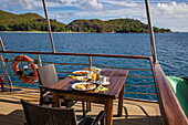 Frühstück im Freien an Bord von Boutique-Kreuzfahrtschiff M/Y Pegasos (Variety Cruises), Insel Curieuse, Seychellen, Indischer Ozean