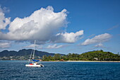 Segelboot und Inseln, St. Anne Island, St. Anne Marine National Park, in der Nähe der Insel Mahé, Seychellen, Indischer Ozean