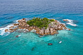 Luftaufnahme, Schnorchler im türkisfarbenen Wasser, Insel St. Pierre, in der Nähe der Insel Praslin, Seychellen, Indischer Ozean