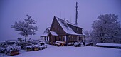 Berggasstätte auf dem Großen Ölberg im Siebengebirge an einem Morgen im Winter, Nordrhein-Westfalen, Deutschland