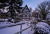 Berggaststätte Winzerhäuschen im Siebengebirge im Winter, Königswinter, Nordrhein-Westfalen, Deutschland