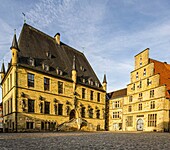 Rathaus und Gebäude der Stadtwaage am Markt von Osnabrück, Niedersachsen, Deutschland