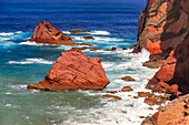 Farbenfrohe Komposition aus Felsen und Meer an der Ponta de São Lourenço an der östlichsten Spitze der Insel Madeira, Portugal