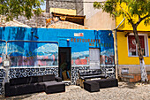 Das Restaurant no stress in São Filipe mit Couch, Sessel und bellenden Hunden auf dem Dach, Insel Fogo, Kapverden