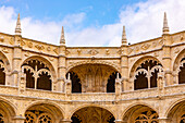 Kunstvoll gestaltete Ornamente und Bögen im Kreuzgang der Kirche des prächtigen Hieronymus-Klosters von Belem in Lissabon, Portugal