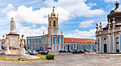 Der Uhrturm und die Pousada am bekannten wieß hellblauen Palácio Nacional de Queluz bei Lissabon, Portugal