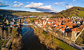 Das mittelalterliche Stadtbild von Niedernhall am Fluss Kocher als Luftaufnahme beim Sonnenuntergang, Hohenlohe, Deutschland