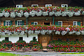 Blumen auf einem alten Bauernhaus, Tirol, Österreich