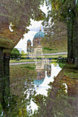 Der Dom von Berlin umrahmt von Bäumen, Berlin, Deutschland