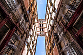 Doppelbelichtung von Wohngebäuden in der Innenstadt von El Gotic in Barcelona, Spanien.
