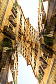 Doppelbelichtungsansicht der Straße Carrer dels Agullers in der Innenstadt von Barcelona, Spanien