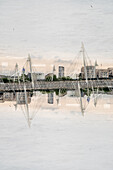 Doppelbelichtung der Golden Jubilee Bridge über die Themse in London, UK
