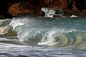 Brechende Welle an der Grand Anse Bay, in der Nähe von Saint George's, Saint George, Grenada, Karibik