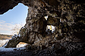 Winterliche Bocksteinhöhle,  UNESCO Welterbe 'Höhlen und Eiszeitkunst der Schwäbischen Alb', Lonetal, Schwäbische Alb, Baden-Württemberg, Deutschland
