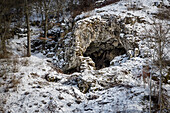 Winterliche Bocksteinhöhle,  UNESCO Welterbe 'Höhlen und Eiszeitkunst der Schwäbischen Alb', Lonetal, Schwäbische Alb, Baden-Württemberg, Deutschland