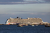 Größenunterschied zwischen dem Expeditionskreuzfahrtschiff World Voyager (nicko cruises) und dem Kreuzfahrtschiff Norwegian Joy (NCL) am Pier, Panama City, Panama, Mittelamerika