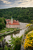 Blick über Donau zum Kloster Weltenburg, bei Kelheim, Niederbayern, Bayern, Deutschland