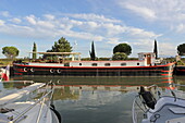 Vertäute Hausboote am Kai des Canal du Rhône à Sète in Bellegarde, Gard, Okzitanien, Frankreich