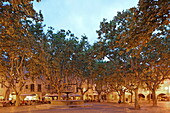 Straßenrestaurants am Platz Place aux Herbes am Abend, Uzès, Gard, Okzitanien, Frankreich