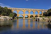 Römisches Aquädukt Pont du Gard über den Fluss Gardon, Vers-Pont-du-Gard, bei Nimes, Gard, Okzitanien, Frankreich