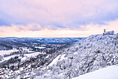 Blick in das Ziegenhainer Tal im Winter bei Schnee in Richtung Stadtmitte mit dem Fuchsturm auf dem verschneiten Berg, Jena, Thüringen, Deutschland