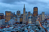 Die Skyline von San Francisco in der Abenddämmerung,  Kalifornien, Vereinigte Staaten von Amerika, USA