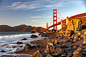 Die Golden Gate Brücke und der Strand Marshall Beach in San Francisco, Kalifornien, Vereinigte Staaten von Amerika, USA