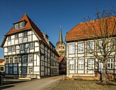 Fachwerkhäuser aus dem 17. Jahrhundert an der Elisabethstraße, im Hintergrund die Münsterkirche, Altstadt von  Herford, Nordrhein-Westfalen, Deutschland