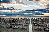 Leerer Strand und Strandliegen, Sonnenaufgang, Spotorno, Riviera di Ponente, Ligurien, Italien