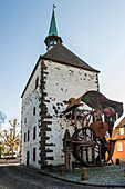 Skulptur Radbühne von Helmut Lutz vor dem Hagenbachturm, Breisach, Breisgau, Oberrhein, Schwarzwald, Baden-Württemberg, Deutschland