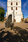 Die  Emmauskirche mit dem Martin-Luther-Denkmal in der historischen Altstadt der Stadt Borna, Landkreis Leipzig, Sachsen, Deutschland