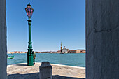 Straßenlampe. Punta della Dogana. Venedig, Venetien, Italien